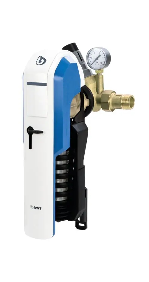 Wasserfilter von BWT mit einem blauen und weißen Gehäuse, Druckmanometer und Kupferanschluss. Kompakte Bauweise für den Einsatz in Wasserversorgungssystemen.